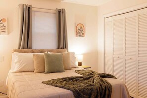 5 bedrooms, iron/ironing board, WiFi, bed sheets - 5BR Johnson City Fenced Yard Firepit Sleeps 12 (Johnson City)