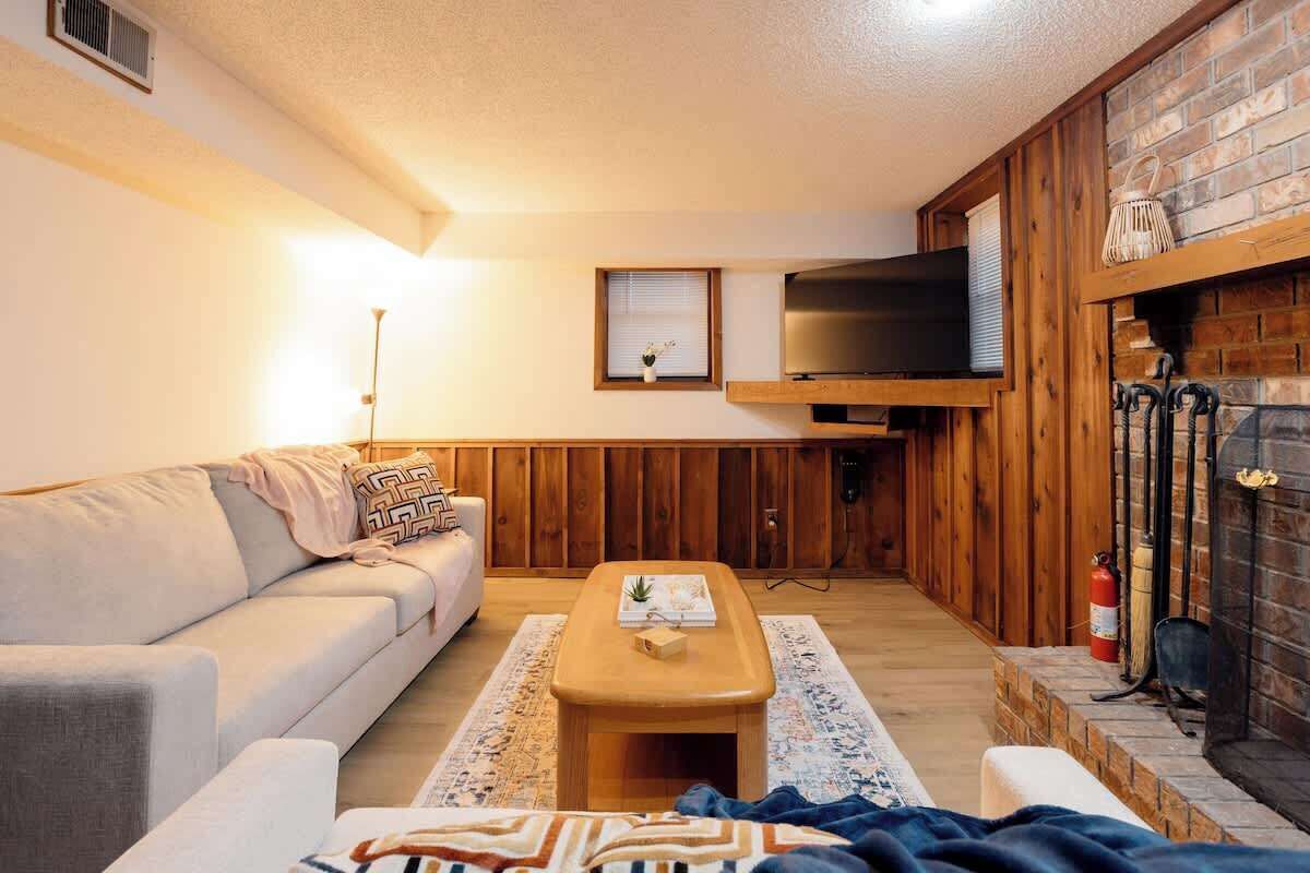 Una televisión, una chimenea, una oficina