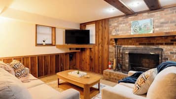 Una televisión, una chimenea, una oficina