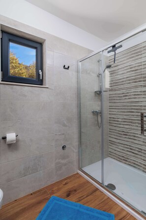 Shower, towels, soap - Villa Verimar with private Pool & Whirlpool by 22Estates (Bater)
