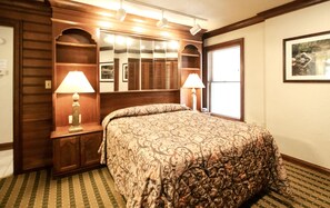 Free WiFi, bed sheets - Spacious 2 BR Condo w/ Loft | Fireplace + Hot Tub (Steamboat Springs)