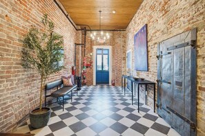 Interior - Decadence Wing at Raven Hotel -Pool OnSite Parking (Jacksonville)