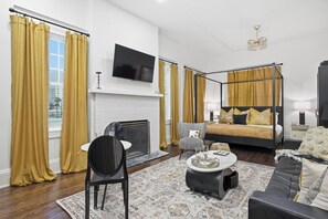 4 bedrooms, iron/ironing board, travel cot, WiFi - Decadence Wing at Raven Hotel -Pool OnSite Parking (Jacksonville)