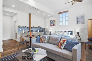 Een televisie en een kantoor