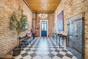 Interior - Reliquary Wing at Raven Hotel - Pool OnSite Parking (Jacksonville)