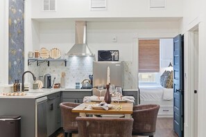 Dining - Reliquary Wing at Raven Hotel - Pool OnSite Parking (Jacksonville)
