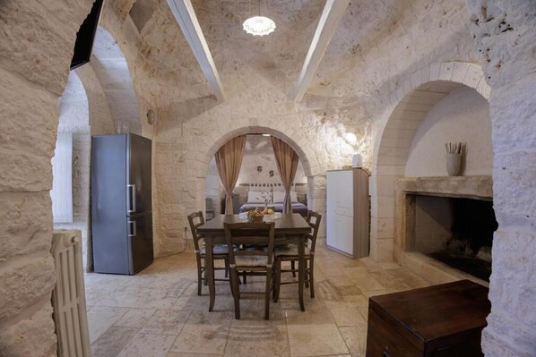 Deluxe Double or Twin Room, Garden View | Dining