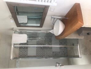 Double Room, Pool View | Bathroom | Hair dryer, towels - b&b Pignarè (LOCOROTONDO)