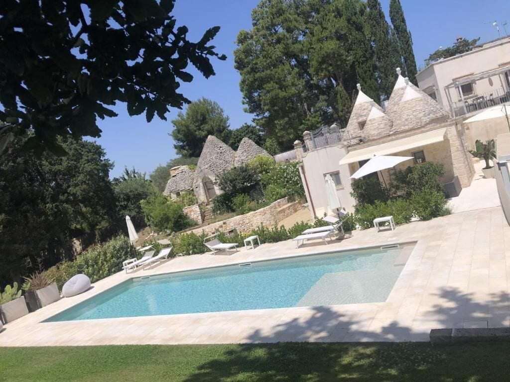 季节性开放的室外游泳池，池畔遮阳伞，日光浴躺椅