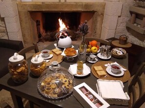 Deluxe Double or Twin Room, Garden View | Dining