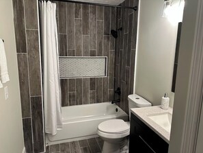 Haartrockner, Handtücher, Toilettenpapier