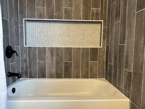 Secador de cabelo, toalhas de banho, papel higiênico 