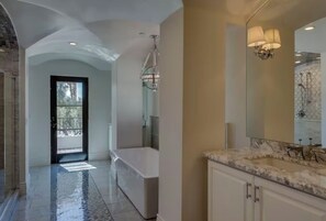 Hair dryer, towels, soap, toilet paper - 7-bedroom estate in fabulous Paradise Valley (Paradise Valley)