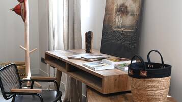 Deluxe tweepersoonskamer, uitzicht op tuin | Interieur