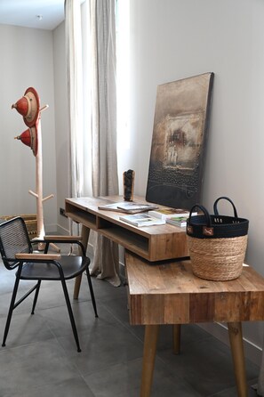 Deluxe Double Room, Garden View | Interior - Château de Scalibert (Teyssode)