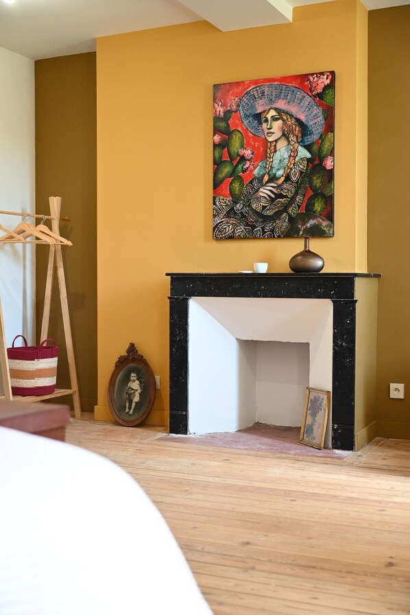 Comfort Double Room, Garden View | Interior - Château de Scalibert (Teyssode)