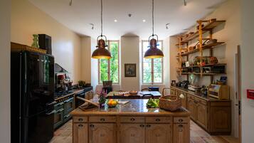 Kursi makan untuk bayi