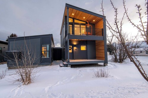 Ski Hill Nest - Modern Stay - In-Town Convenience