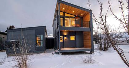 Ski Hill Nest - Modern Stay - In-Town Convenience