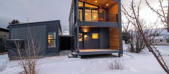 Ski Hill Nest - Modern Stay - In-Town Convenience