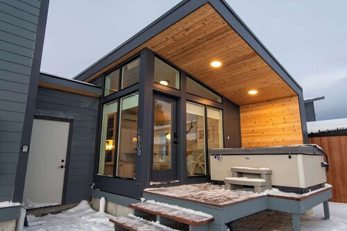 Ski Hill Nest - Modern Stay - In-Town Convenience