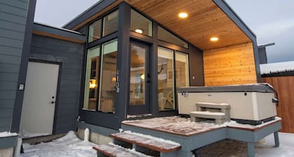 Ski Hill Nest - Modern Stay - In-Town Convenience