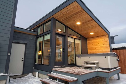 Teton Homestead: Ski Hill Nest - Modern + Hot Tub