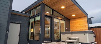 Teton Homestead: Ski Hill Nest - Modern + Hot Tub