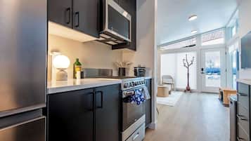 Réfrigérateur, micro-ondes, four, plaque de cuisson