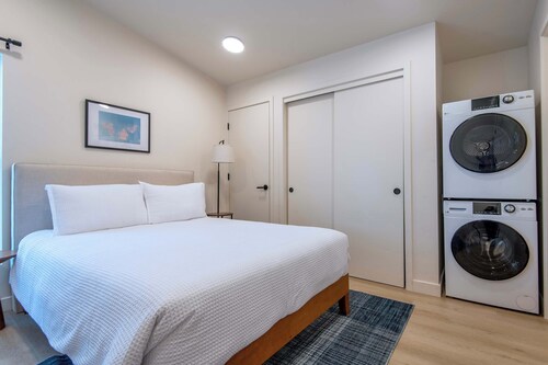 Ski Hill Nest - Modern Stay - In-Town Convenience