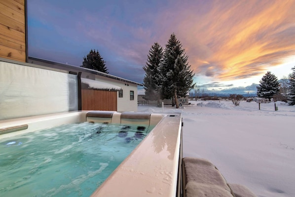 Outdoor spa tub