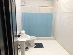 Chambre avec lits jumeaux | Salle de bain