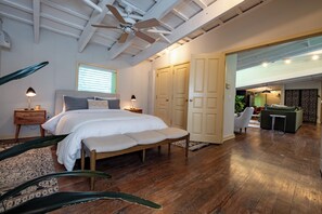 Een strijkplank/strijkijzer, wifi, beddengoed