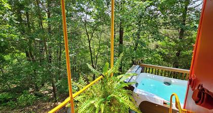 Cozy Caboose Cabin in Tranquil Eureka Springs