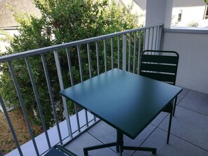 Outdoor dining - Apartment near beaches and shops, with secure parking and a bike storage area (Loctudy)