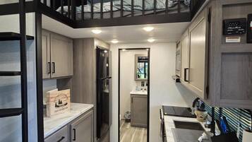 Casa de campo, aire acondicionado, vista al lago | Cocina privada | Utensilios de cocina