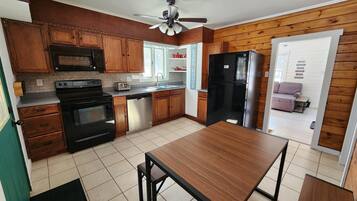 Casa, aire acondicionado, junto al lago | Cocina privada | Utensilios de cocina