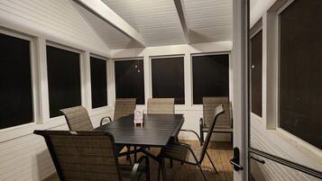 Cottage, Air conditioning, Lake View | Dining