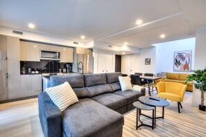 TV - Bright 3-BR Condo in Vibrant Neighborhood (Montréal)