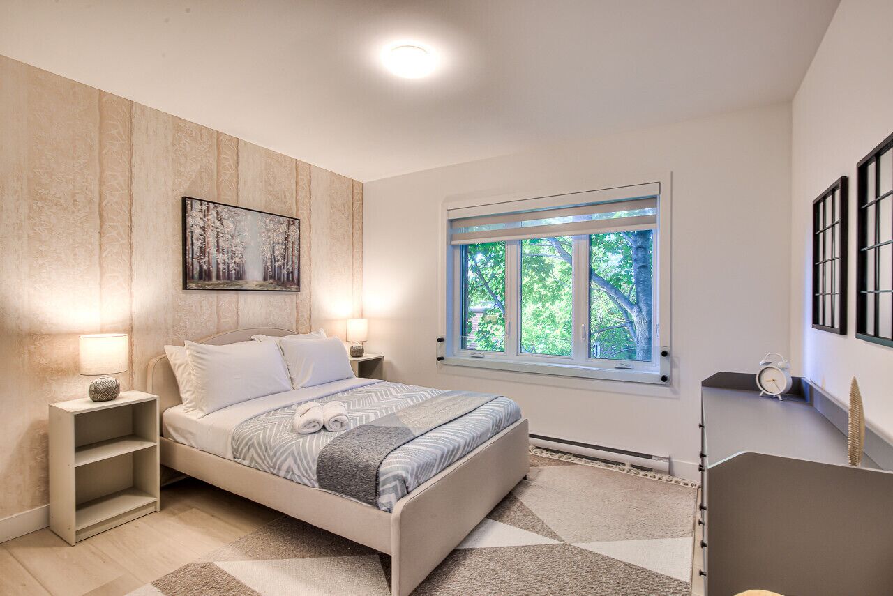 Desk, iron/ironing board, WiFi, bed sheets