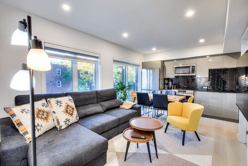 Bright 3-BR Condo in Vibrant Neighborhood