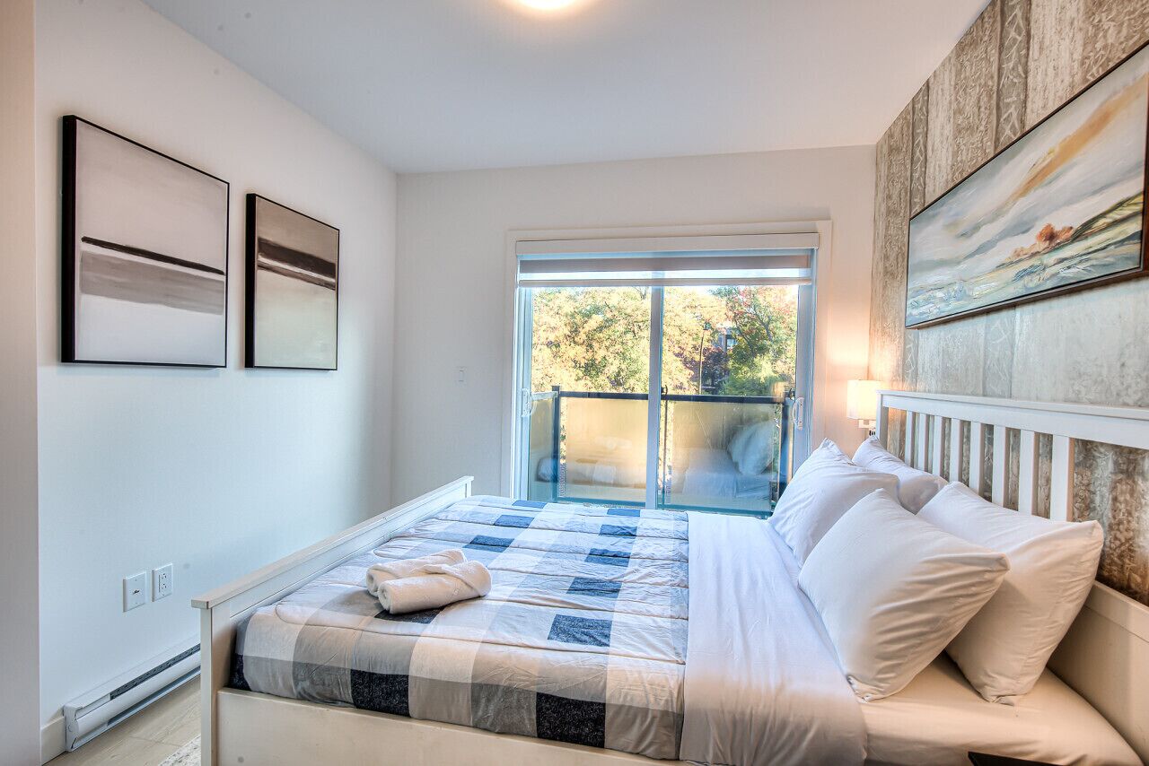 Desk, iron/ironing board, WiFi, bed sheets