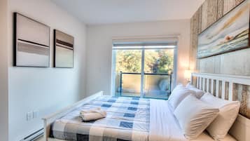 Desk, iron/ironing board, WiFi, bed sheets