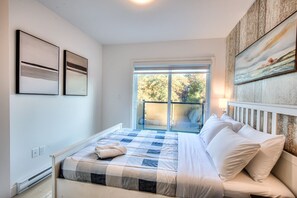 Escritorio, tabla de planchar con plancha, wifi y ropa de cama 