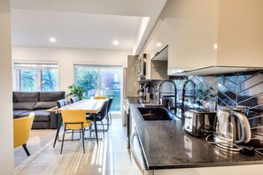 Refrigerador, microondas, horno, placa de cocina