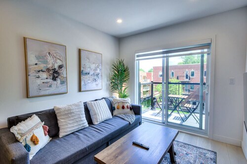 Elegant 2BR Suite Close to Transit