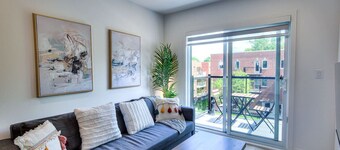 Elegant 2BR Suite Close to Transit