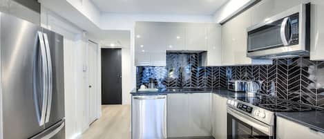 KĂŒhlschrank, Mikrowelle, Ofen, Herdplatte