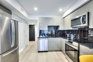 Geladeira, micro-ondas, fogão, cooktop