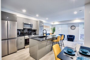 Private kitchen - Contemporary 3-BR Getaway in MTL (Montréal)